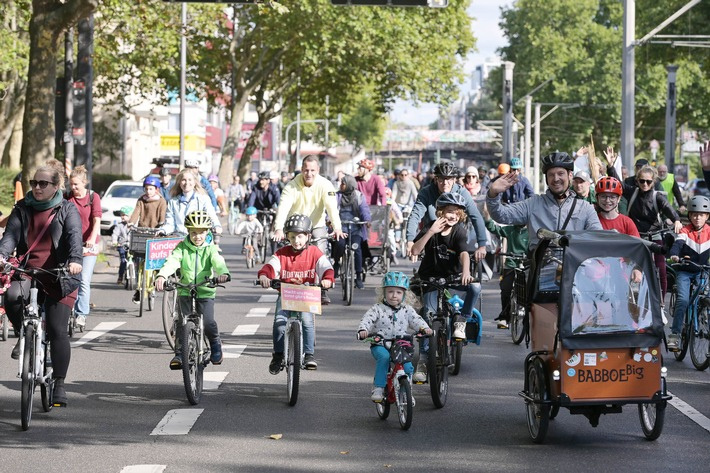 stra-en-sind-f-r-alle-da-zehntausende-menschen-fordern-auf-den-kidical-mass-fahrraddemos-in-ber-200