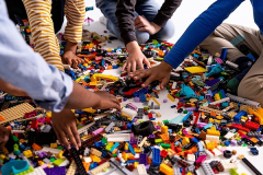 LEGO-Gruppe_Spielende-Kinder.jpg