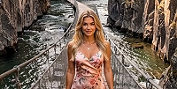 TravelModel.de – Beatrice Fotoshooting auf einer Hängebrücke über einen Fluss.