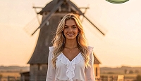 TravelModel.de – Beatrice beim Fotoshooting vor einer historischen Windmühle.