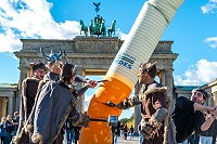 Wikinger zerstören eine Zigarette.